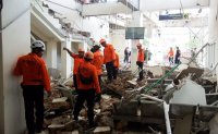 Нов силен трус разтърси Индонезия часове след земетресението с магнитуд 7,7 (ВИДЕО)