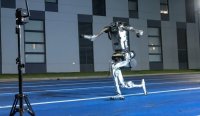Китайска компания представи &bdquo;Супермен&ldquo; &ndash; хуманоиден робот, който развива близо 46 км/ч (ВИДЕО)