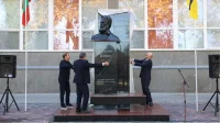 Българска делегация поднесе цветя пред обновения паметник на Христо Ботев в Измаил на фона на сирени