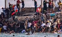 До 10 500 долара на човек: Разбиха мрежа за трафик на мигранти от Сеута
