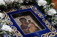 Опашка от вярващи във Велико Търново за Хавайската икона на Богородица (СНИМКИ)