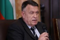Министърът на образованието: Не е нормално училищните униформи да струват 350 евро