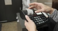 При проверка от НАП: Търговец в Слънчев бряг избягал с касовия апарат, опитал да заключи инспекторите в магазина