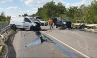 Тежка катастрофа край Русе: Кола и бус се удариха челно, има загинал (СНИМКИ)