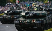 Полша показа арсенала си: Танкове, изтребители и ракети дефилираха във Варшава (СНИМКИ+ВИДЕО)