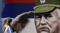 Сръбски герой и почести: Вижте кадри от посрещането на тялото на Ратко Младич в Белград (ВИДЕО)