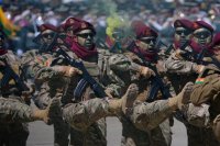 Най-малко 10 души загинаха при взрив във военно поделение в Боливия
