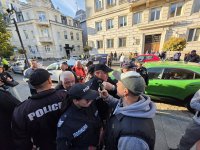 (ВИДЕО) Протест пред Столична община срещу "Петрохан" и Васил Терзиев
