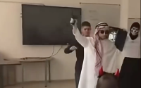 Младеж танцува в класна стая с предмет, приличащ на пистолет (ВИДЕО)