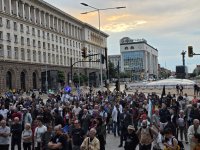 Протест срещу правителството се провежда пред сградата на МС