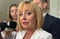 В първия си ден като шеф на КЗП Мая Манолова се похвали с актове за топлинните счетоводители