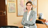 Коя е Ана Бърнабич, която пое президентските правомощия в Сърбия след оставката на Вучич