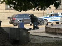 (СНИМКИ) Забравен куфар вдигна полицията на крак пред президентството, оказа се пълен с дрехи