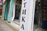 Полицейска гонка завърши във витрина на оптика в Бургас