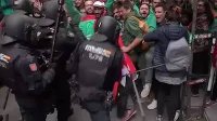 Полицията би с палки протестиращи учители в Мадрид, блокираха и магистрала