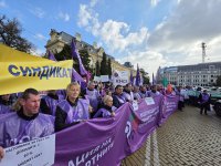 КНСБ излезе на национален протест: Иска 10% ръст на заплатите и минимум 690 евро през 2027 г. (СНИМКИ)