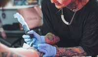 Вредни ли са татуировките? Какво откриха учените за мастилото, лимфните възли и риска от рак