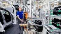 Volkswagen обмисля замразяване на заплатите до 2030 г., десетки хиляди работни места са под въпрос
