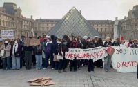Протестиращи блокираха Лувъра на фона на демонстрациите във Франция