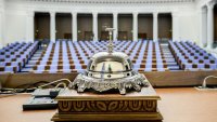 Парламентът прие промени за дефибрилатори в патрулките и контрол на медицинската експертиза