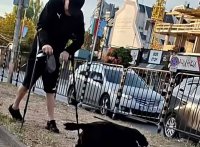 (ВИДЕО) Малък жест с голямо послание: Мъж с патерици даде урок по отговорност в столичния квартал &bdquo;Надежда&ldquo;