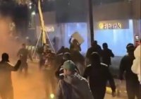 (ВИДЕО) Българската Fibank засегната от размириците в Тирана: Служители изнасят документи от банков офис