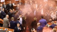 Хаос в парламента на Албания: Депутати се сбиха на фона на протести срещу Еди Рама
