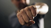 Жена твърди, че е била пребита пред детето си след забележка към шофьор в София