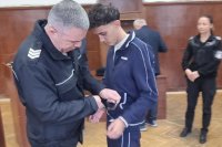 Оставиха в ареста 19-годишен македонец с близо 100 000 фалшиви евро