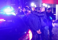 Служителят на НСО, замесен в инцидента със Соня Колтуклиева, изведен с белезници от прокуратурата