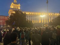 Хиляди на протест пред президентството скандират &bdquo;Оставка&ldquo; (ВИДЕО)