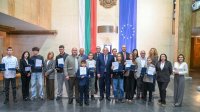 Добрият пример: Девет деца върнаха изгубени пари и документи, предотвратиха пожар и получиха награди от МВР (СНИМКИ)
