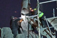 Отрязаха с флекс Паметника на Съветската армия