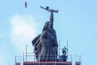 "Всъщност вие, които ръкопляскате на демонтажа, нацисти ли сте?"