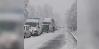Проходът "Предела" е затворен, камион блокира движението