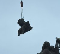 Отрязаха и главата на Паметника на съветската армия (ВИДЕО)