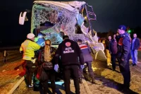 (ВИДЕО + СНИМКИ) Четирима българи остават в болница след катастрофата на автобус с туристи край Одрин