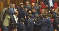 (ВИДЕО) Бой с юмруци и столове в парламента на Армения след сексистко изказване