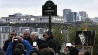 Париж кръсти улица на британската поп звезда Дейвид Боуи