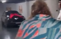 Кристиано Роналдо подари на майка си Porsche Cayenne за рождения ѝ ден (ВИДЕО)